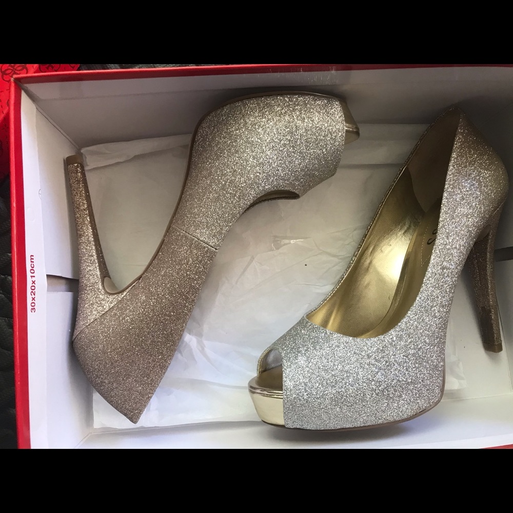 Silver Gold ombré Guess 3” heel - Picture 4 of 4